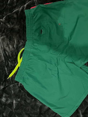 Πράσινο μαγιό XL σαν καινούργιο με κίτρινες λεπτομέρειες και πίσω τσέπες