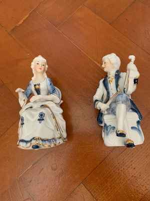 Porcelain figurines couple with musicians in excellent condition