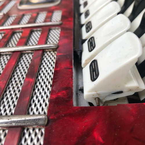 Weltmeister Diana accordion like new, red pearl