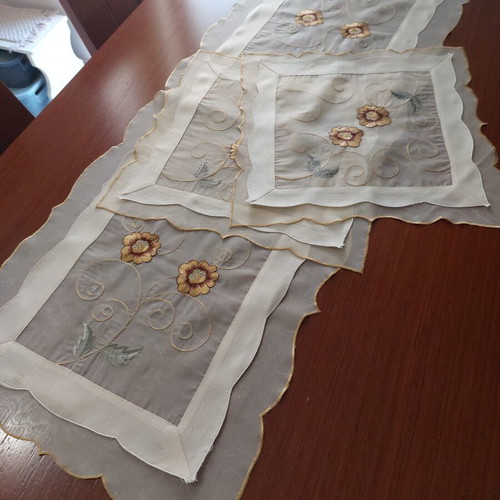 Set of 6 used table linens with embroidered details
