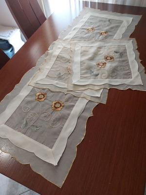 Set of 6 used table linens with embroidered details