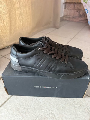 Tommy Hilfiger sneakers size 42 like new, black