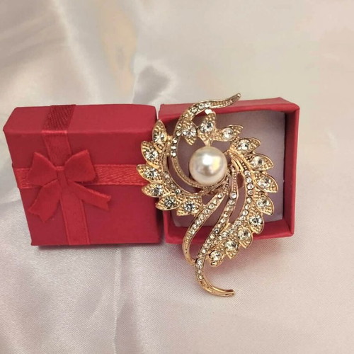 Impressive flower ring with sparkling strass new, gold color