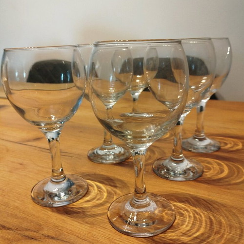 Set of 6 glass wine glasses like new