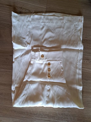 White zip culotte 3/4 with golden buttons, like new, size S