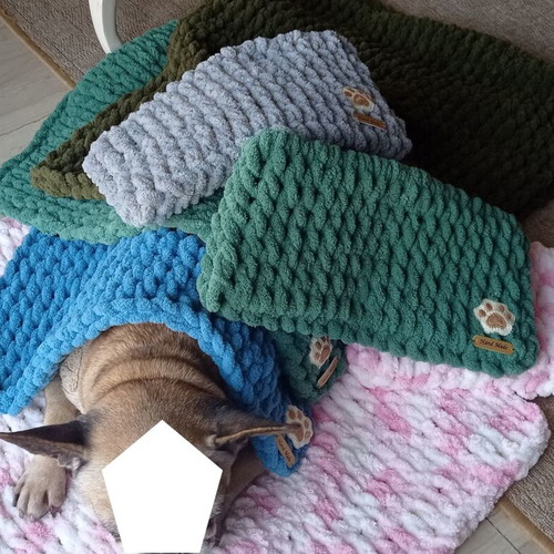 Handmade pet set with Alize Puffy yarn hypoallergenic