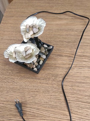 Table fountain like new with LED lighting and metal leaves