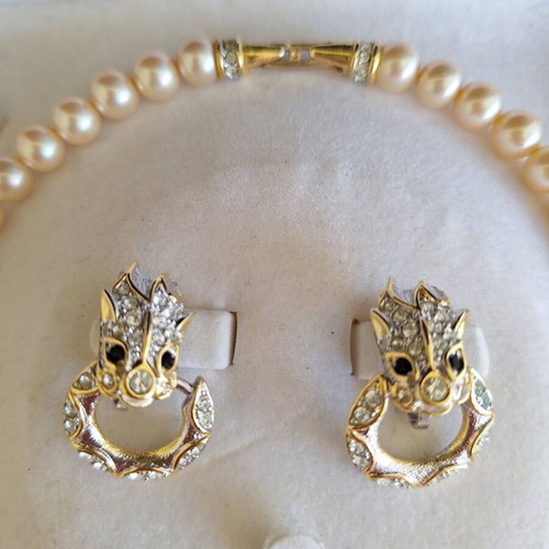 Vintage jewelry set necklace and clip-on earrings new, white and gold tone