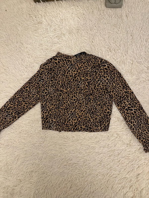 Cropped leopard shirt Bershka like new, black and brown, small/medium