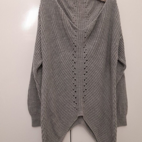 Knit oversized sweater with V neckline grey, like new, one size