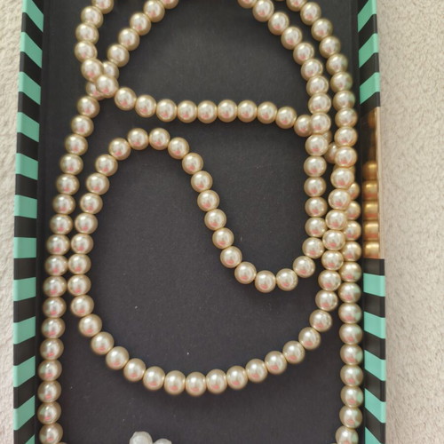 Necklace and earrings set like new, white pearls