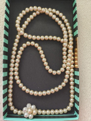 Necklace and earrings set like new, white pearls