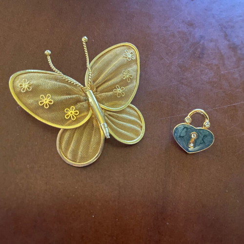 Pins family heirlooms like new, blue and gold, set of 2