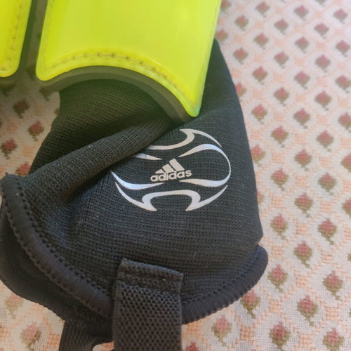 Adidas kids shin guards like new