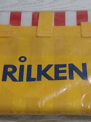 Beach mat with inflatable pillow new, plastic