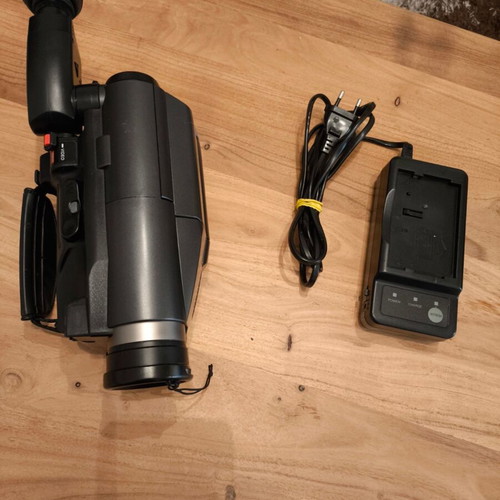 Hitachi H825LE 8mm video camera recorder used with accessories