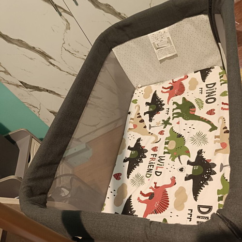 Cradle CAM like new with adjustable height and soft mattress