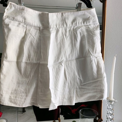 Lacoste white skirt like new with pleats and zipper