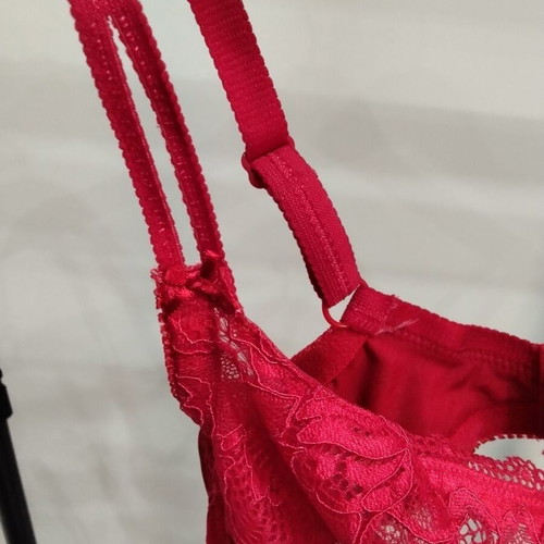 Triumph red lace bra like new, size 75C