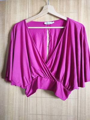 Toi & Moi short fuchsia blouse like new, size L