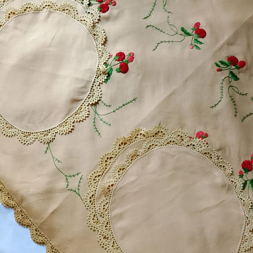 Vintage Rotonda embroidered tablecloth with 4 napkins like new, crocchi color