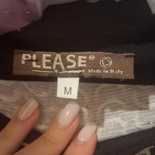 Please black and white blouse size M like new