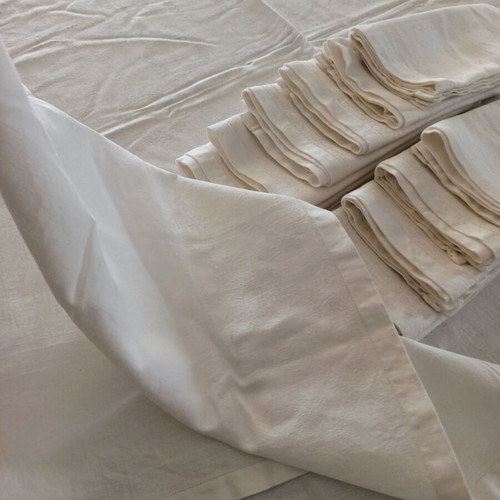 White tablecloth set with 12 large embroidered napkins like new