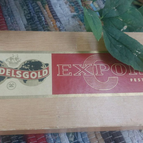 Cigar boxes used, pack