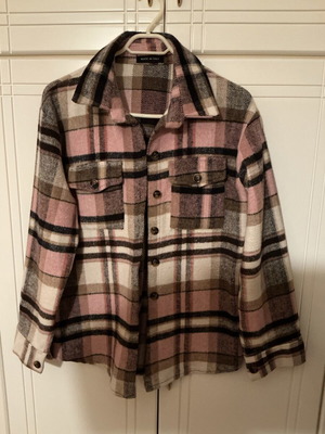 Thick shirt like new, white and pink, size L