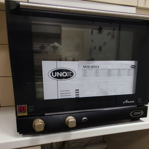 Professional oven used with 7 trays
