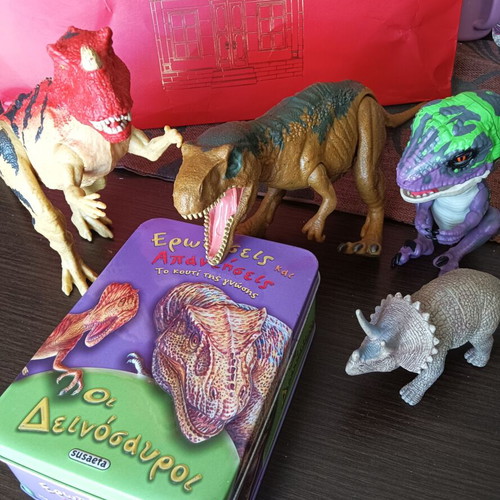 Educational Dinosaur Trivia Set with Metal Box and 5 Figures like new