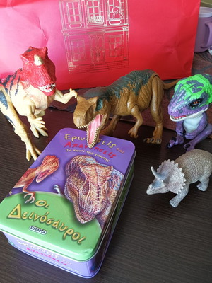Educational Dinosaur Trivia Set with Metal Box and 5 Figures like new