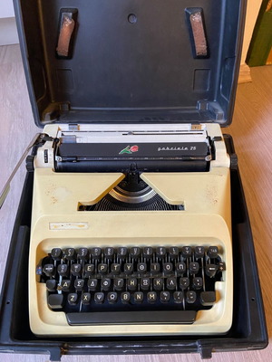 Adler Gabriele 25 Vintage Typewriter like new with original case