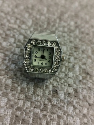 Adjustable ring watch like new, silver