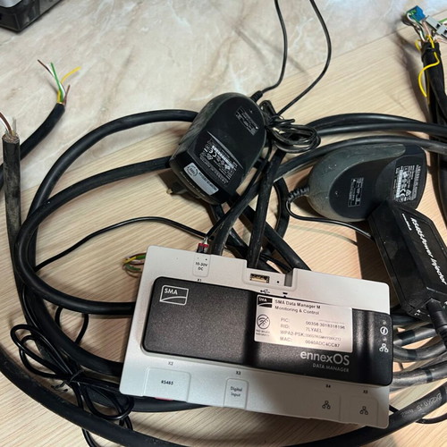 SMA Data Manager M Monitoring and Control ennexOS used with Power Injector and cables