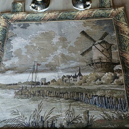 Antique square wall tapestry used with gift antique lamps