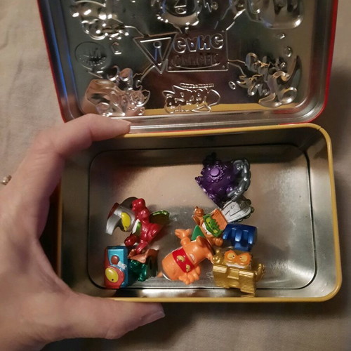 Superzincs metal box with 6 figures like new