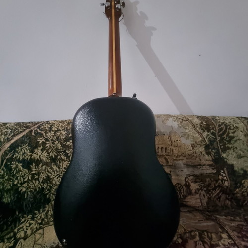 Electroacoustic guitar bowback type like new