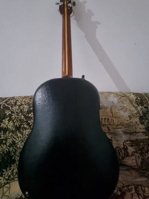 Electroacoustic guitar bowback type like new