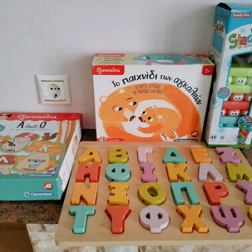 Educational toys like new, includes To παιχνίδι των αγκαλιών with a missing piece