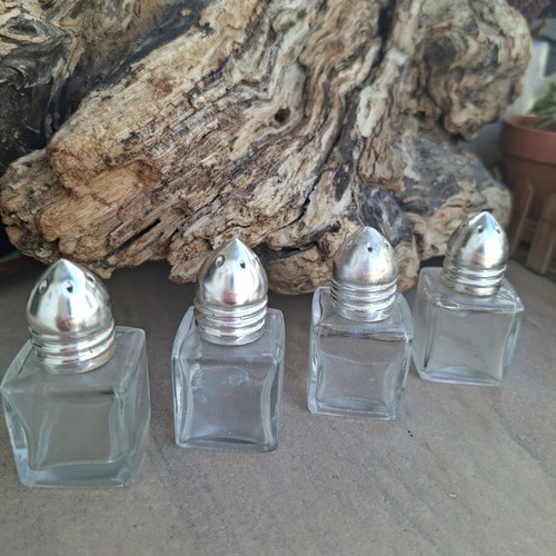Salt and cinnamon shakers like new, set of 4, square with inox head