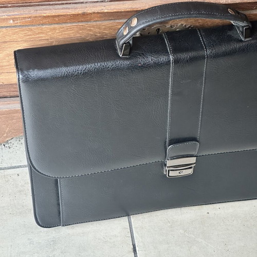 Business Briefcase black like new with lock and keys