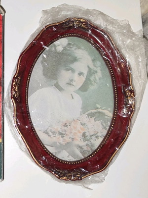 Vintage oval frame from the 1980s new