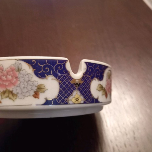 Set of 2 porcelain ashtrays like new with gold details