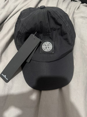 Μαύρο καπέλο Stone Island