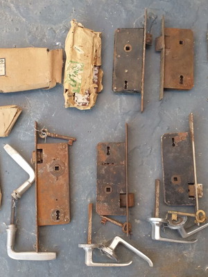 Old locks used, pack of 10 with handles and keys