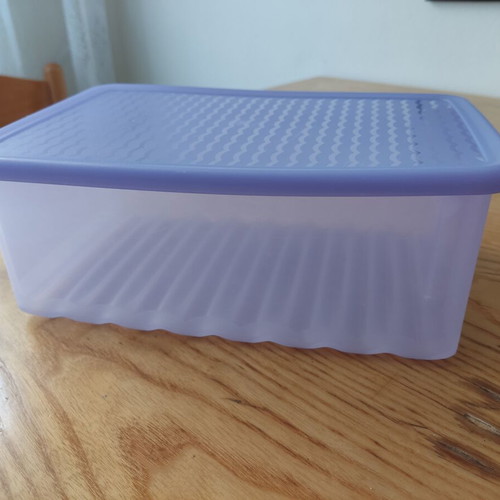 Tupperware container 1.6L with adjustable ventilation system, like new