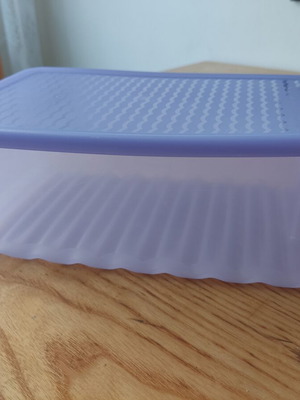 Tupperware container 1.6L with adjustable ventilation system, like new