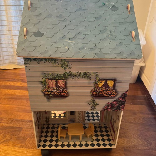 Amanda & Family Dollhouse like new, wooden with wheels by Imaginarium