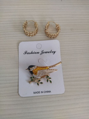 Jewelry set with earrings and brooch, gold tone